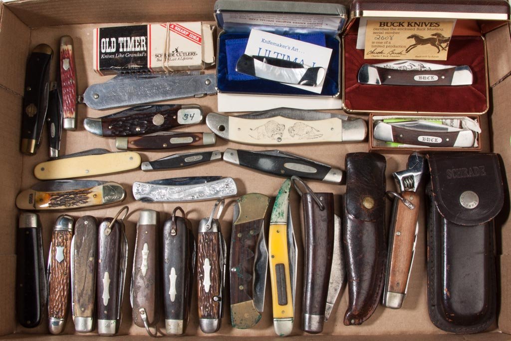 BUCK AND SCHRADE POCKET KNIVES, LOT OF 27: BUCK AND SCHRADE POCKET KNIVES, LOT OF 27, various handles including bone, metal, mother-of-pearl, wood and synthetic, comprising eight Buck examples, including No. SN2008 Mustang, mother-of-pearl No.