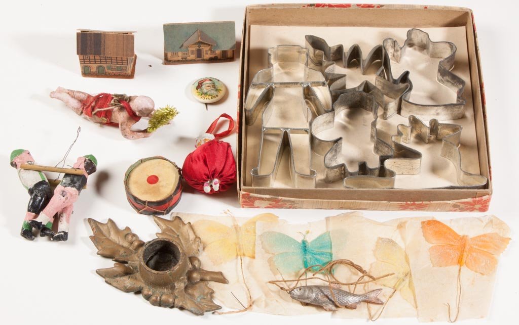 ASSORTED CHRISTMAS COLLECTIBLES, LOT OF 15: ASSORTED CHRISTMAS COLLECTIBLES, LOT OF 15, including various decorations, a Santa Claus advertising pinback button, and a set of cookie cutters. Fourth quarter 19th/first quarter 20th century. Button
