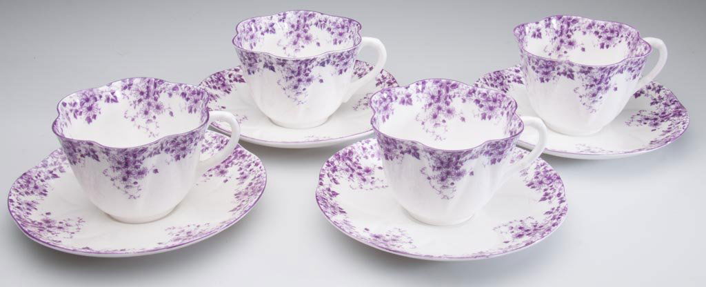 ENGLISH PORCELAIN SHELLEY CHINA LTD., LOT OF NINE ARTIC: ENGLISH PORCELAIN SHELLEY CHINA LTD., LOT OF NINE ARTICLES "DAINTY MAUVE" PATTERN, "DAINTY" SHAPE TEAWARES, comprising four cups and four saucers, painted with purple line rims and printed with the sw