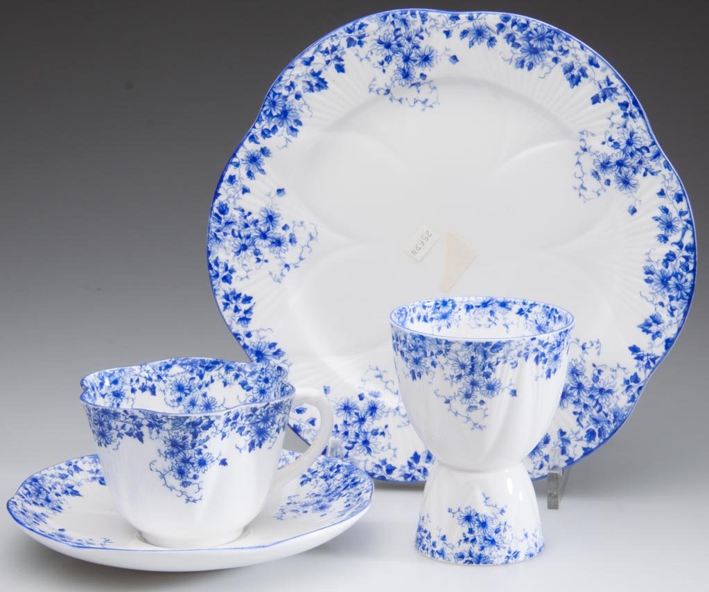 ENGLISH PORCELAIN SHELLEY CHINA LTD. "DAINTY BLUE" PATT: ENGLISH PORCELAIN SHELLEY CHINA LTD. "DAINTY BLUE" PATTERN "DAINTY" SHAPE TABLE ITEMS, LOT OF FOUR ARTICLES, including a tall, footed egg cup and a trio comprised of luncheon plate, teacup and saucer,