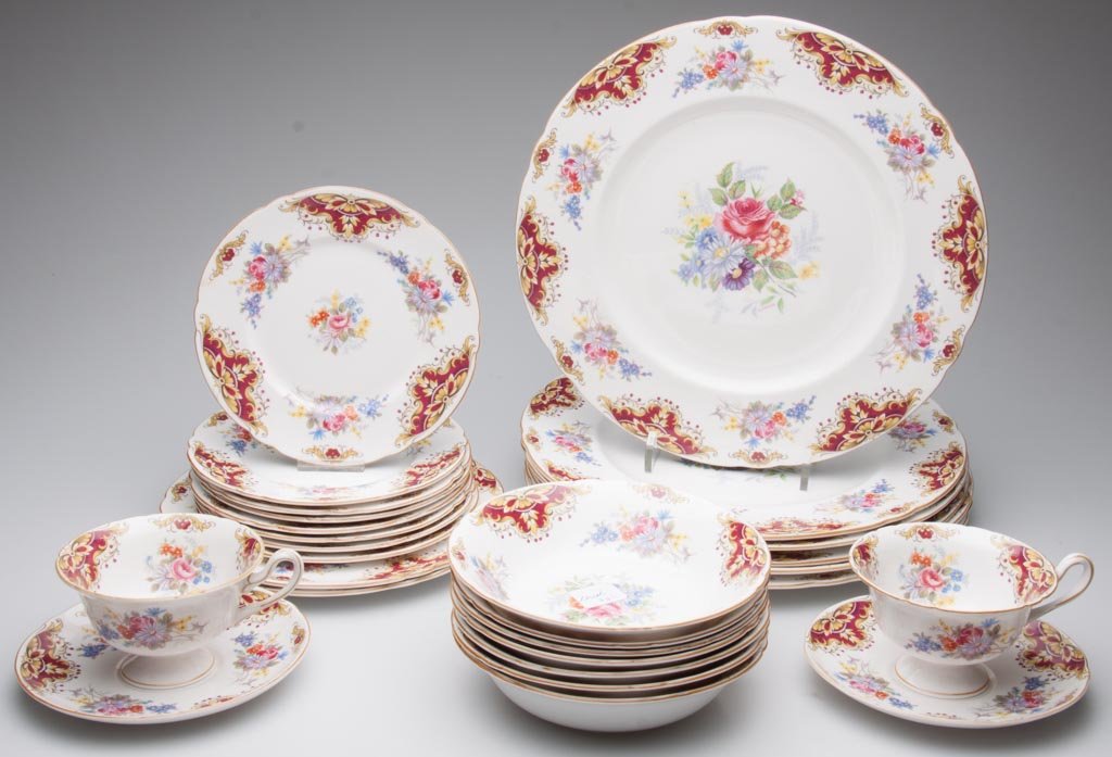 ENGLISH PORCELAIN SHELLEY CHINA LTD. "MAROON VISCOUNT" : ENGLISH PORCELAIN SHELLEY CHINA LTD. "MAROON VISCOUNT" PATTERN TABLEWARES, LOT OF 27, including six dinner plates, two luncheon plates, eight dessert plates, seven bowls and two cups and saucers, all 