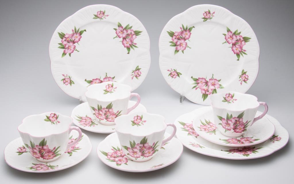 ENGLISH PORCELAIN SHELLEY CHINA LTD. "OLEANDER" PATTERN: ENGLISH PORCELAIN SHELLEY CHINA LTD. "OLEANDER" PATTERN "DAINTY" SHAPE TABLEWARES, LOT OF 11, including three plates; four saucers and four cups, the scallop-molded bodies with pink line rims above cl