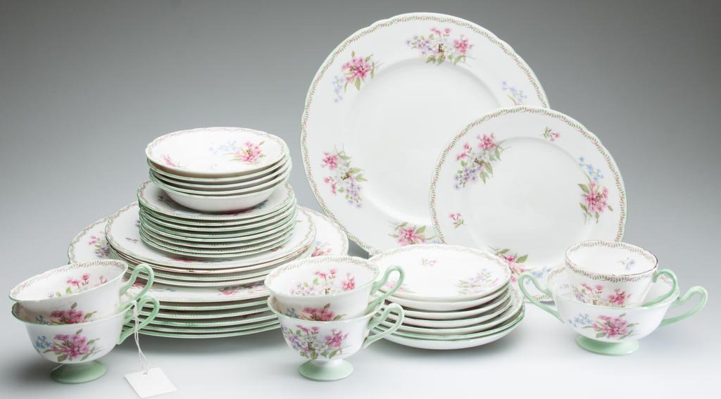 ENGLISH PORCELAIN SHELLEY CHINA LTD. "STOCKS WITH GREEN: ENGLISH PORCELAIN SHELLEY CHINA LTD. "STOCKS WITH GREEN SCROLL BORDER" PARTIAL DINNER SERVICE, consisting of seven dinner plates; five dessert plates; five side dishes; eight bread-and-butter dishes; 