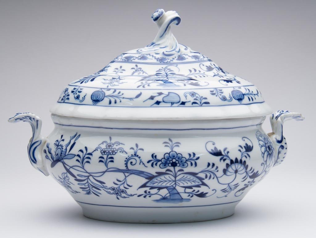 GERMAN PORCELAIN MEISSEN-STYLE DRESDEN PORCELAIN TWO-HA: GERMAN PORCELAIN MEISSEN-STYLE DRESDEN PORCELAIN TWO-HANDLED OVULAR SOUP TUREEN AND COVER, modeled with Rococo-style scalloping and painted in the "Blue Onion" pattern, factory mark printed to undersi