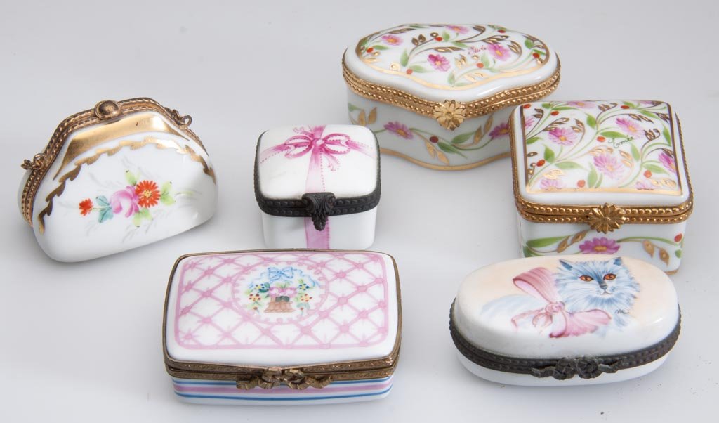 FRENCH PORCELAIN LIMOGES HAND-PAINTED LIMITED EDITION P: FRENCH PORCELAIN LIMOGES HAND-PAINTED LIMITED EDITION PILL AND MEMENTO BOXES, shaped as hearts; purses; ovals; and rounded squares, all painted with flowers within geometric linear patterning. Various