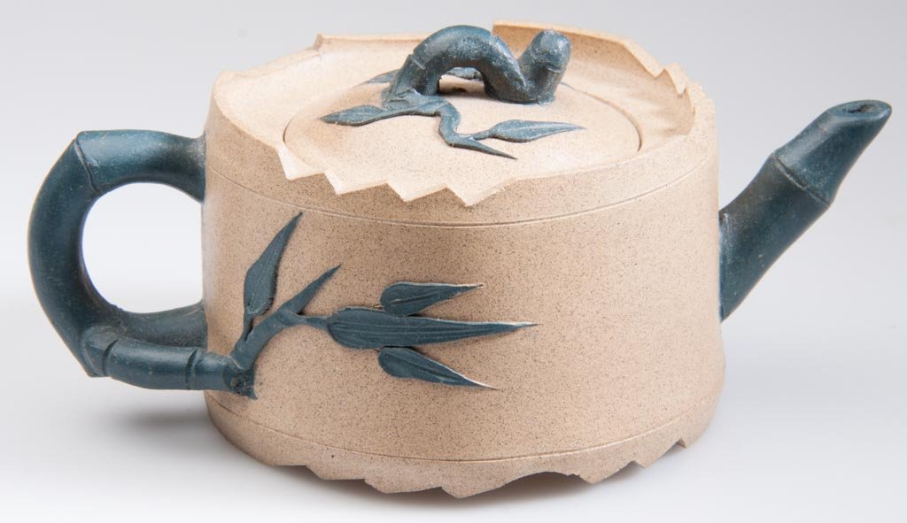 CHINESE YIXING ZISHA CLAY ARTISTIC LIGHT-BROWN AND DARK: CHINESE YIXING ZISHA CLAY ARTISTIC LIGHT-BROWN AND DARK-BLUE TEAPOT AND COVER, the straight-sided teapot with sawtooth top and bottom edges, with dark-blue applied faux bamboo handle, spout, and finia