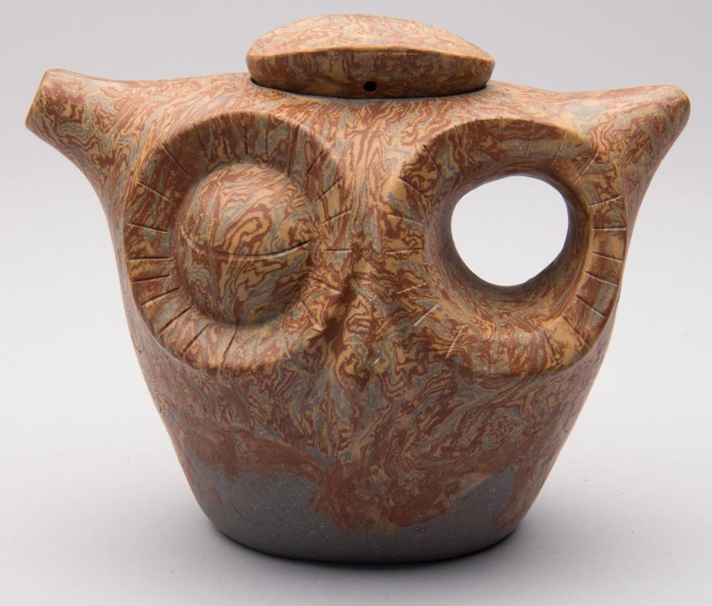 CHINESE YIXING ZISHA CLAY ARTISTIC POLISHED TRI-COLORED: CHINESE YIXING ZISHA CLAY ARTISTIC POLISHED TRI-COLORED AGATEWARE TEAPOT AND COVER, in the shape of a winking owl's head, the cover formed as a cap atop the bird, the three color agate body with green