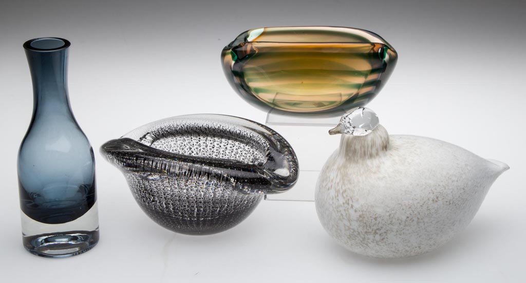 SCANDINAVIAN MID-CENTURY MODERN ART GLASS ARTICLES, LOT: SCANDINAVIAN MID-CENTURY MODERN ART GLASS ARTICLES, LOT OF FOUR, various colors, comprising a signed Willow Grouse figure by Oiva Toikka, an unsigned Leerdam Floris Meydam ash receiver with trapped ai