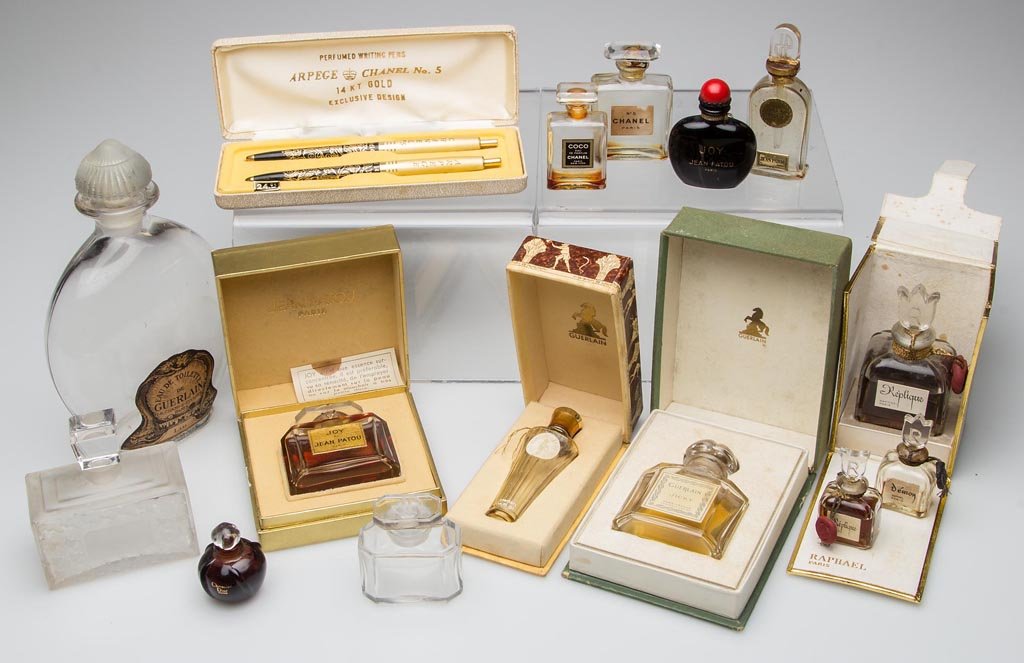 ASSORTED VINTAGE COMMERCIAL PERFUME BOTTLES AND OTHER: ASSORTED VINTAGE COMMERCIAL PERFUME BOTTLES AND OTHER RELATED ARTICLES, LOT OF 15, various colors, comprising four by Jean Patou, three by Chanel, three by Guerlain, three by Raphael, and two by Chris