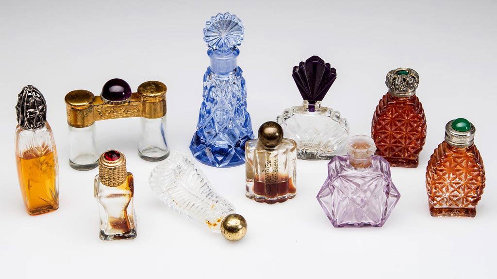 ASSORTED VINTAGE MINIATURE PERFUME BOTTLES, LOT OF TEN: ASSORTED VINTAGE MINIATURE PERFUME BOTTLES, LOT OF TEN, various colors, including a two-bottle example in the shape of opera glasses. 20th century. 1 7/8" to 3 1/4" HOA. Provenance: Collection of Ronn