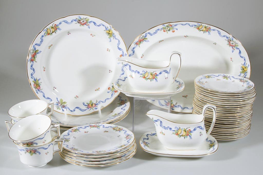 WEDGWOOD "WILLIAMSBURG RIBBON" PARTIAL DINNER SERVICE,: WEDGWOOD "WILLIAMSBURG RIBBON" PARTIAL DINNER SERVICE, LOT OF 43, comprising twenty-six 6" bread and butter plates, five 7 1/4" dessert plates, three 10 3/4" dinner plates, four cups, two gravy boats 