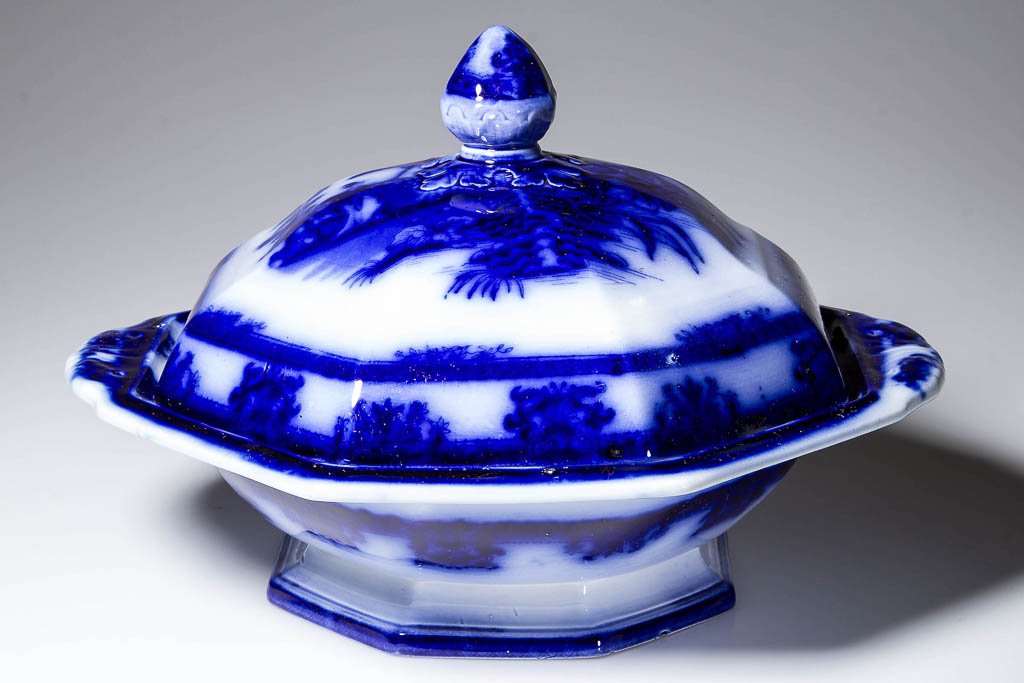 DAVENPORT IRONSTONE POTTERY FLOW BLUE "AMOY" PATTERN: DAVENPORT IRONSTONE POTTERY FLOW BLUE "AMOY" PATTERN VEGETABLE DISH AND COVER, the octagonal-paneled bodies printed with the Asian-inspired pattern in dark, cobalt blue. Printed and impressed Davenpor