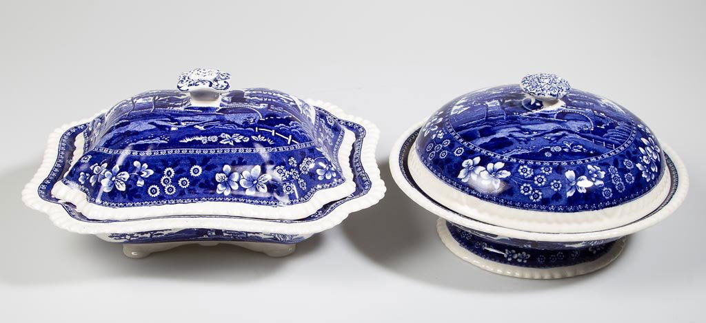COPELAND SPODE "SPODE'S TOWER" COVERED VEGETABLE BOWLS,: COPELAND SPODE "SPODE'S TOWER" COVERED VEGETABLE BOWLS, LOT OF TWO, blue and white, gadroon mold and figural floral finials, comprising a footed circular-form example and a rectangular form. Each with