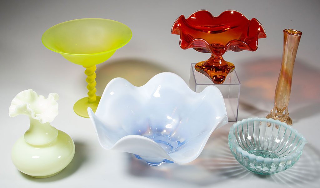 ASSORTED AMERICAN COLORED GLASS ARTICLES, LOT OF SIX: ASSORTED AMERICAN COLORED GLASS ARTICLES, LOT OF SIX, including Fenton, Duncan, Viking, and carnival. 20th century. 2 1/2" to 8 1/4" H. Provenance: From a Northern Virginia private collection.