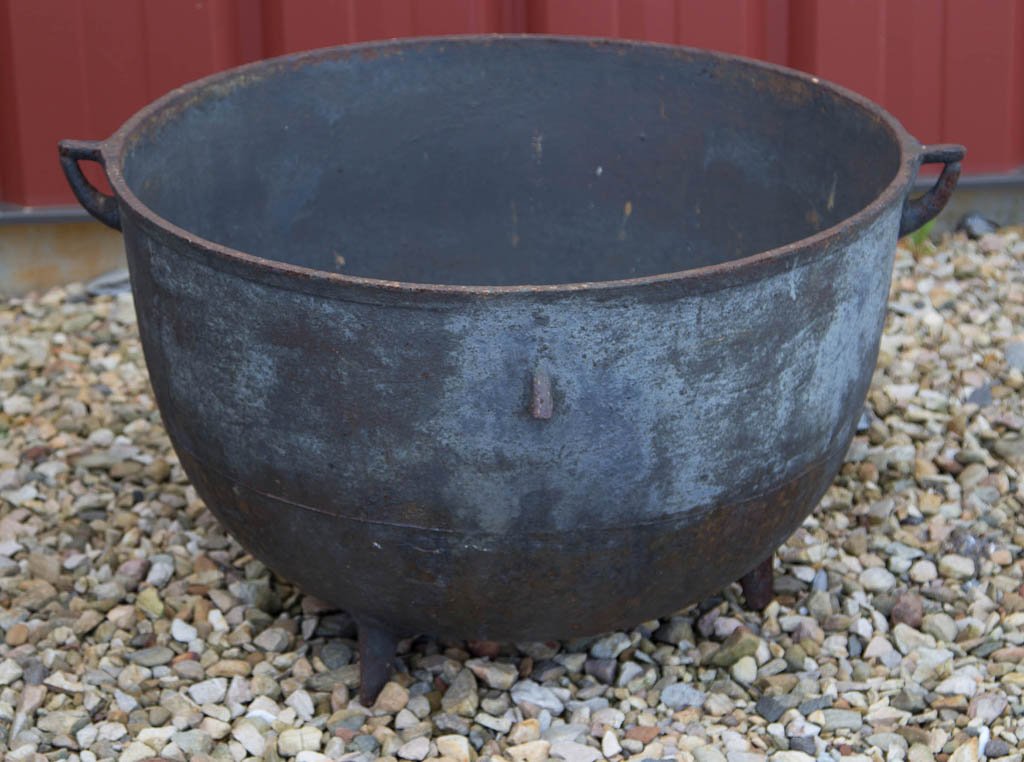 AMERICAN CASTIRON BUTCHERING KETTLE