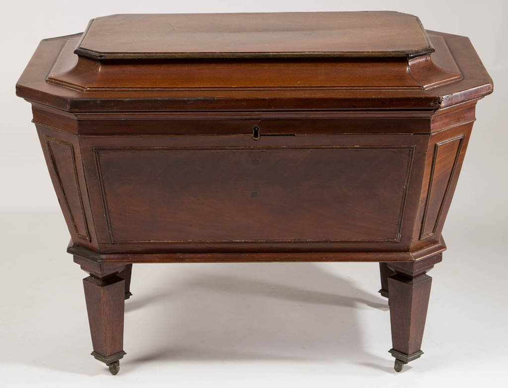 REGENCY MAHOGANY CELLARETTE: REGENCY MAHOGANY CELLARETTE, the fine octagonal form with conforming hinged lid concealing a divided interior with original lining and raised on square-tapered legs fitted with brass casters. Oak and