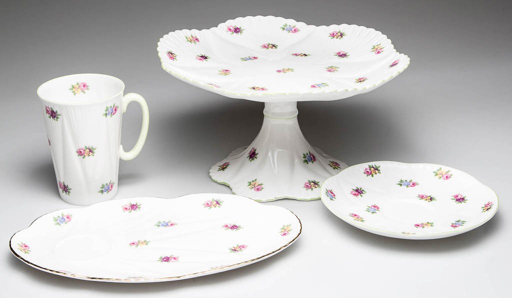ENGLISH SHELLEY CHINA "DAINTY" SHAPE "YUTOI" PATTERN: ENGLISH SHELLEY CHINA "DAINTY" SHAPE "YUTOI" PATTERN TABLE ARTICLES, LOT OF FOUR, white, with green or gilt rims and handles, and printed decoration, comprising a footed cake stand, a tall cup/mug, a 