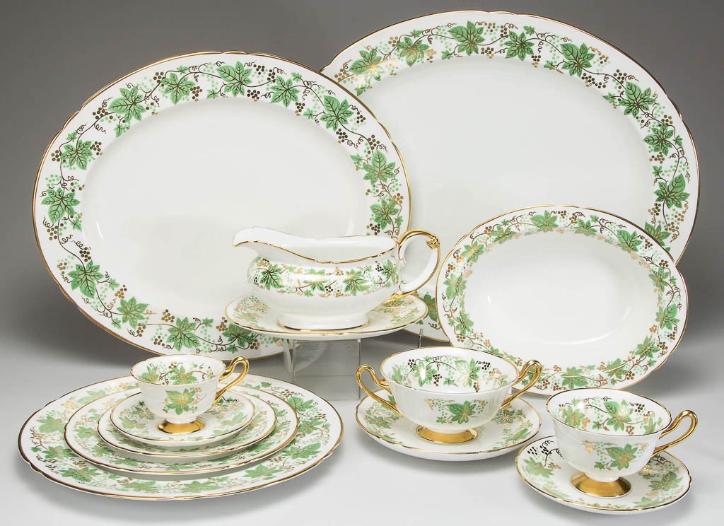 ENGLISH SHELLEY CHINA "VINE AND LEAF" PARTIAL DINNER: ENGLISH SHELLEY CHINA "VINE AND LEAF" PARTIAL DINNER AND DESSERT SERVICE, comprising two platters in different sizes, two open vegetable bowls, a gravy boat and underplate, eight dinner plates, 16 des