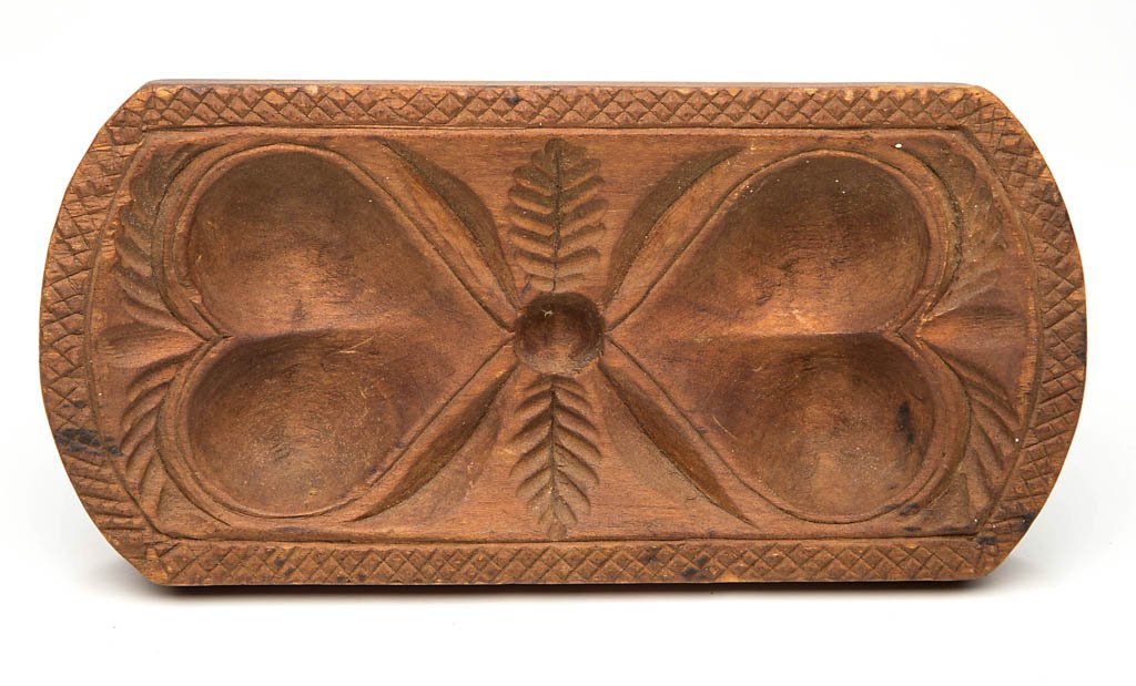 MID-ATLANTIC CARVED TREEN BUTTER PRINT: MID-ATLANTIC CARVED TREEN BUTTER PRINT, rectangular form with curved ends, double hearts with feathered branch between and at each end, within a cross-hatched edge border, friction-fit short baluster-