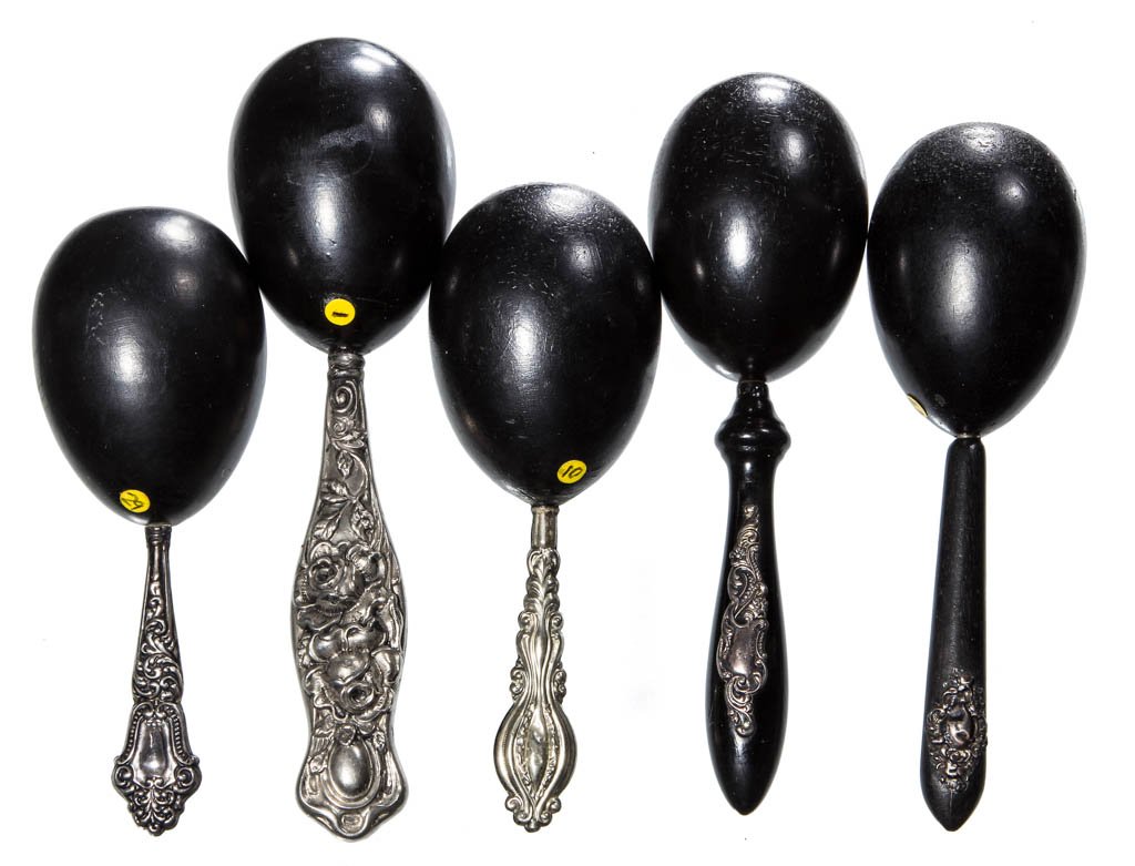 EGG FORM ON STERLING SILVER / SILVER-LIKE HANDLE: EGG FORM ON STERLING SILVER / SILVER-LIKE HANDLE DARNERS, LOT OF FIVE, black ebony, comprising two examples with cartouches on ebony handles, including one marked for "STERLING"; three with silver han