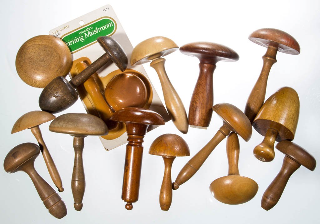 ASSORTED MUSHROOM OR BEEHIVE FORM DARNERS, LOT OF 15: ASSORTED MUSHROOM OR BEEHIVE FORM DARNERS, LOT OF 15, various woods, including one example with both mushroom and beehive-form ends; several with needle case handles. One J&P Coats example new in pack