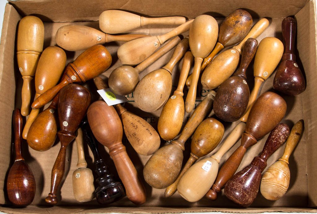 ASSORTED EGG / PEAR FORM ON HANDLE DARNERS, LOT OF 28: ASSORTED EGG / PEAR FORM ON HANDLE DARNERS, LOT OF 28, various woods, including one inscribed with ink "DEAR MARY / WHEN YOU ARE / MARRIED / AND EDDIE GETS / CROSS, / PICK UP THIS / AND SHOW HIM / WHO