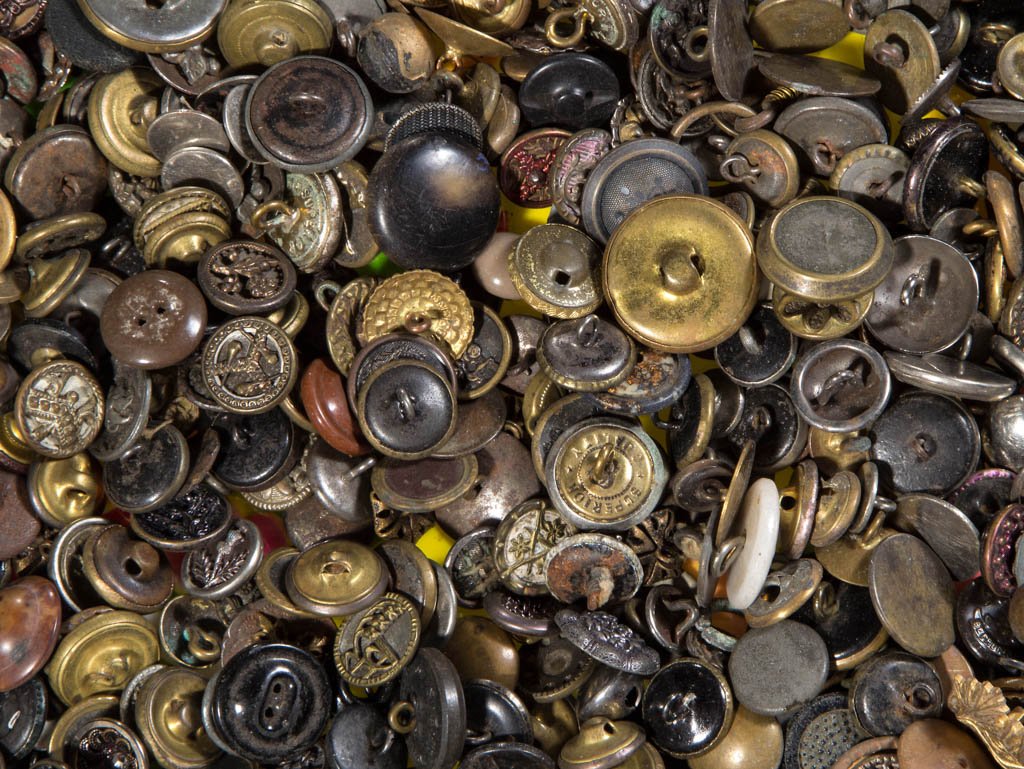 VINTAGE METAL BUTTONS: VINTAGE METAL BUTTONS, uncounted lot, including figural face, engraved, etc. 19th and 20th century. Various sizes. Provenance: From a private Pennsylvania collection.