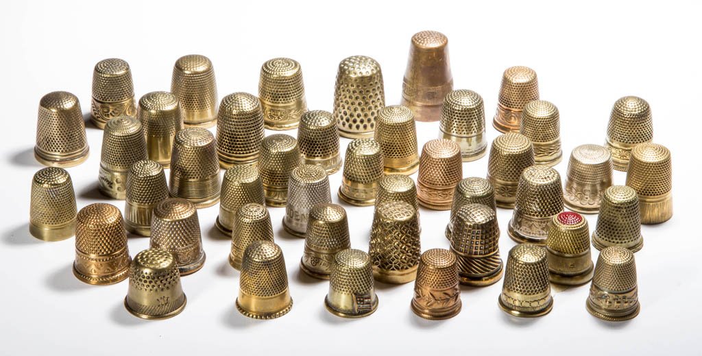 ASSORTED BRASS THIMBLES, LOT OF 43: ASSORTED BRASS THIMBLES, LOT OF 43, embroidery, souvenir and utilitarian examples, various patterns including floral and scroll bands, a bleeding heart patterned band, a "WELCOME", and a "FORGET ME NO