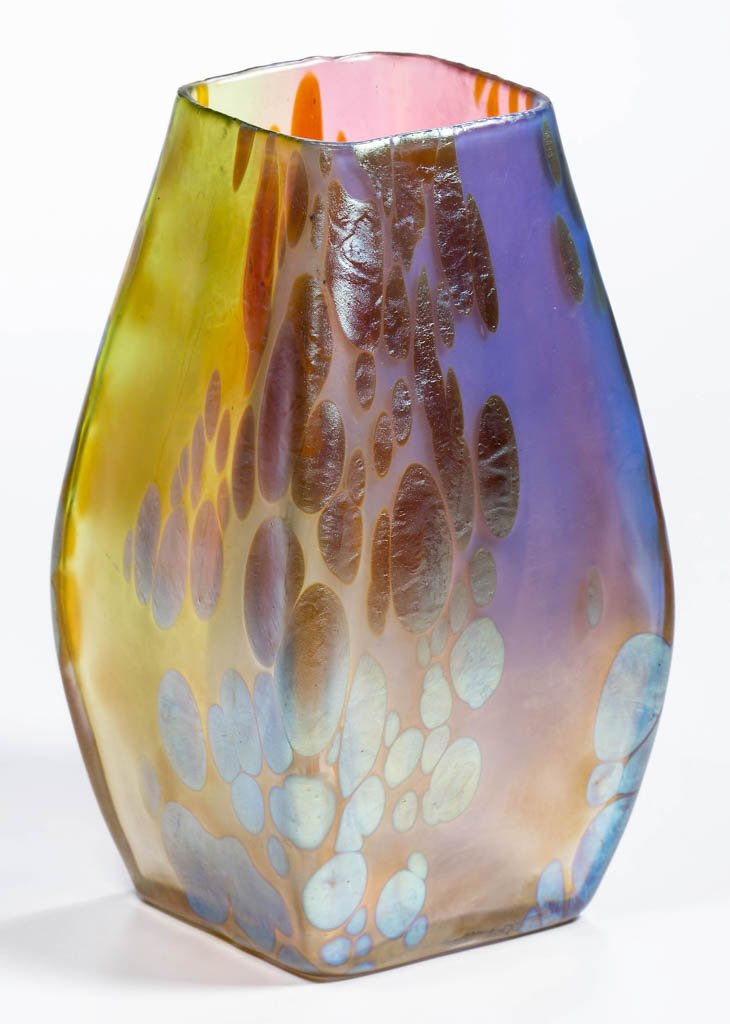 LOETZ PHÄNOMEN GENRE 299 TRICOLOR VASE: LOETZ PHÄNOMEN GENRE 299 TRICOLOR VASE, with a polished pontil mark and base, signed "Loetz, Austria." Early 20th century. 6" H. Provenance: Property of a Virginia private collection.