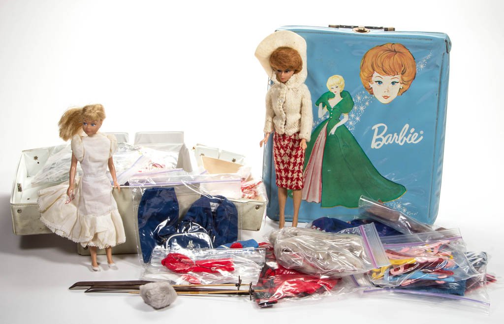 VINTAGE BARBIE ARTICLES IN TWO CASES: VINTAGE BARBIE ARTICLES IN TWO CASES, comprising two dolls, assorted cloths, skies and other accessories, all in a Barbie and a Skipper case. Mostly third 20th century. 7" x 10 1/2" and 10" x 12". Pro
