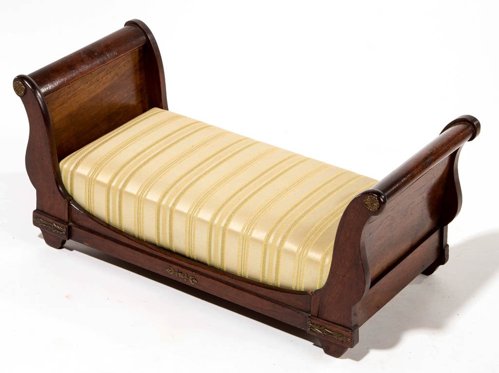 REGENCY-STYLE MAHOGANY DOLL'S SLEIGH BED / SETTEE: REGENCY-STYLE MAHOGANY DOLL'S SLEIGH BED / SETTEE, brass mounts, upholstered box-style inset seat. Late 19th/early 20th century. 10 1/2" H, 24" x 11".