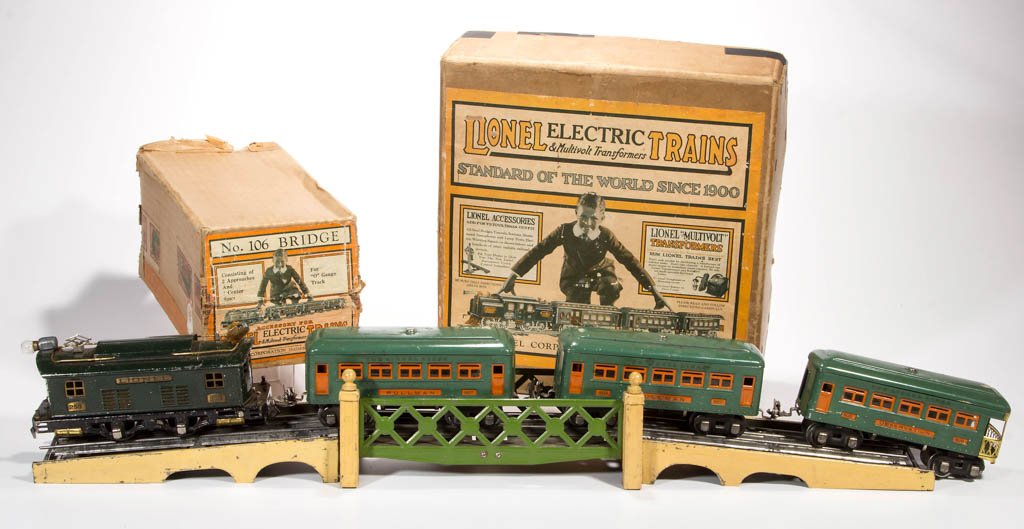 LIONEL PREWAR O GAUGE PASSENGER SET NO. 296: LIONEL PREWAR O GAUGE PASSENGER SET NO. 296, comprising a dark green No. 253 electric engine, two peacock blue No. 607 Pullman cars, and a matching No. 608 observation car, with track and original box