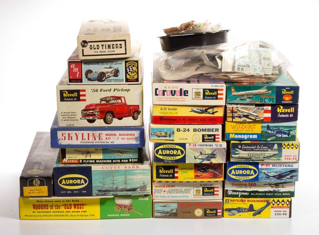 ASSORTED VINTAGE MODELS, LOT OF 22 IN ORIGINAL BOXES: ASSORTED VINTAGE MODELS, LOT OF 22 IN ORIGINAL BOXES, mostly air planes by Revell, Hawk, and Aurora, along with one lacking box and a bag of instructions. Second half 20th century. Various sizes. Prov