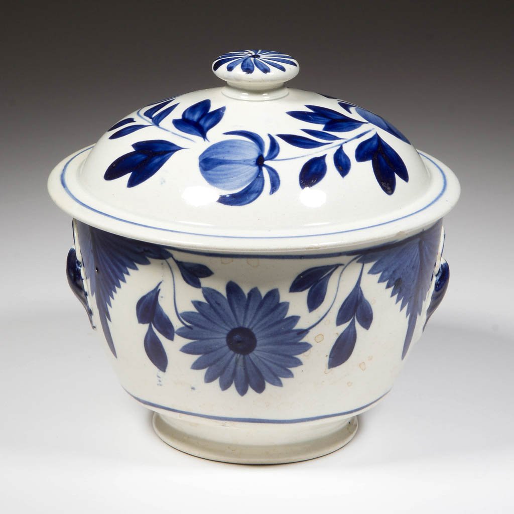 ENGLISH STAFFORDSHIRE POTTERY PEARLWARE SUGAR BOWL AND: ENGLISH STAFFORDSHIRE POTTERY PEARLWARE SUGAR BOWL AND COVER, with ring-and-shell molded low-relief handles to either side of the cylindrical body, the domed lid with flat button knop, cover and body