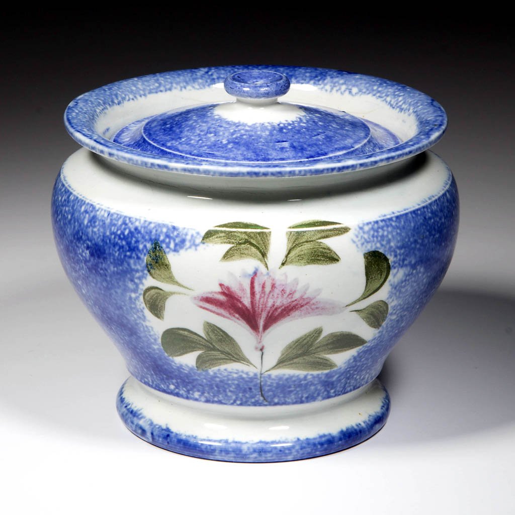 ENGLISH STAFFORDSHIRE POTTERY PEARLWARE SPATTERWARE: ENGLISH STAFFORDSHIRE POTTERY PEARLWARE SPATTERWARE SUGAR BOWL AND COVER, of squat, globular form with waisted ankle, the high collar enclosing the inset low domed cover with inverted button knop, pai