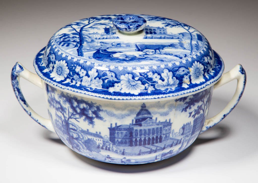ENGLISH ROGERS POTTERY PEARLWARE "BOSTON STATE HOUSE": ENGLISH ROGERS POTTERY PEARLWARE "BOSTON STATE HOUSE" PATTERN COVERED BROTH BOWL, transfer-printed in medium blue, the incurvate-molded sides with two simple applied handles, the stepped and flat cove