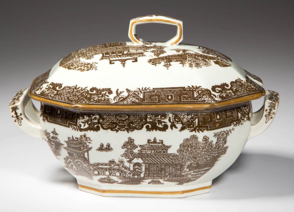 ENGLISH STAFFORDSHIRE POTTERY PEARLWARE SAUCE TUREEN: ENGLISH STAFFORDSHIRE POTTERY PEARLWARE SAUCE TUREEN AND COVER, of canted-corner rectangular form, with squared U-form handle on the domed cover, transfer-printed in brown with a "Nanking" type patter