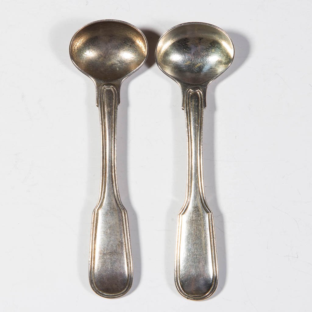 GEORGIAN BATEMAN FAMILY LONDON STERLING SILVER SALT: GEORGIAN BATEMAN FAMILY LONDON STERLING SILVER SALT SPOONS, LOT OF TWO, Fiddle Thread pattern. Stamped with 1822 date make, and "W.B." for William Bateman I. Total weight 1.61ozt. 4 1/8" L. Provenance