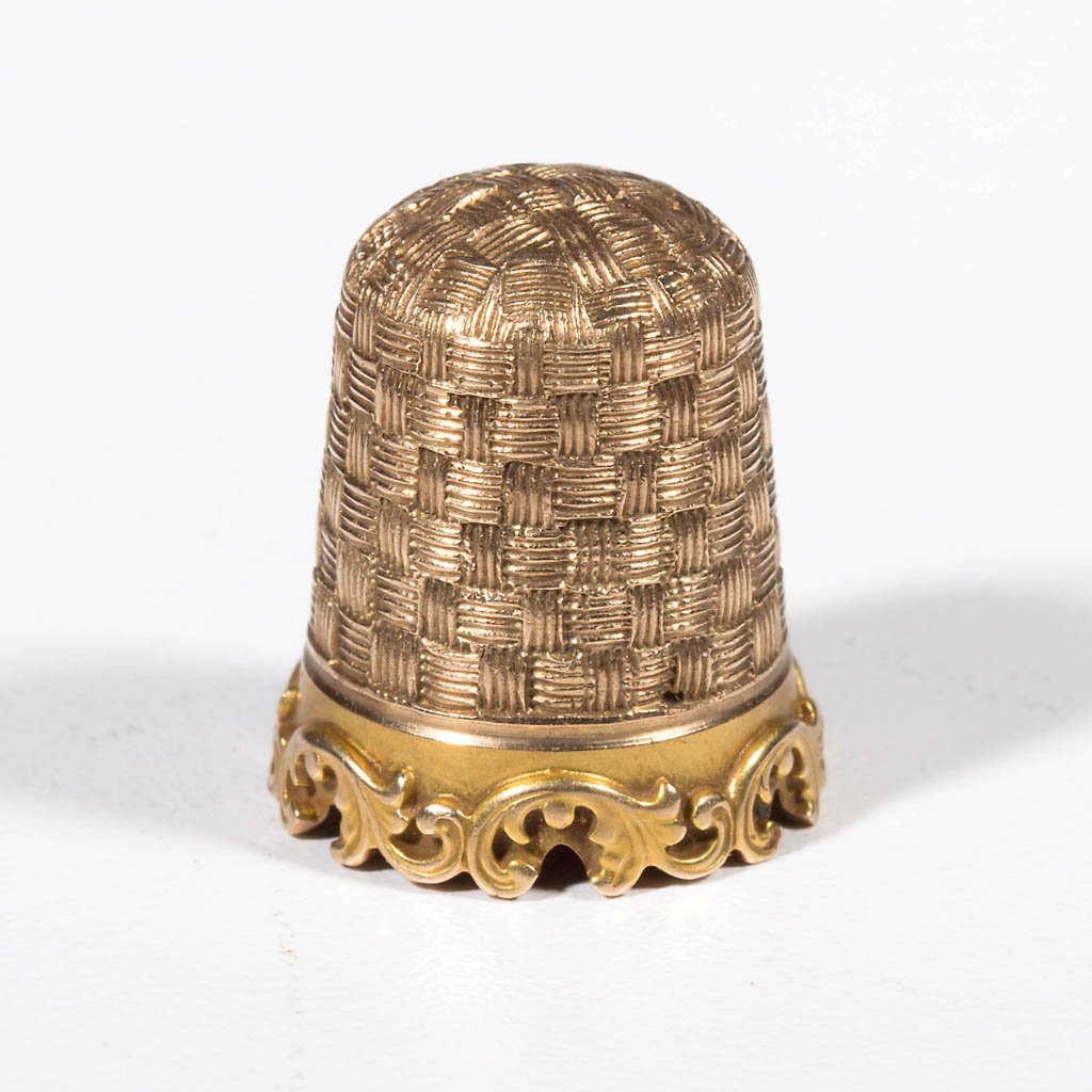 AMERICAN 10K GOLD THIMBLE: AMERICAN 10K GOLD THIMBLE, finely detailed with all-over basketweave design and scrollwork around base, hallmarked with 10K, anchor, and lightly stamped monogram for Goldsmith Stern Co. or Stern Broth