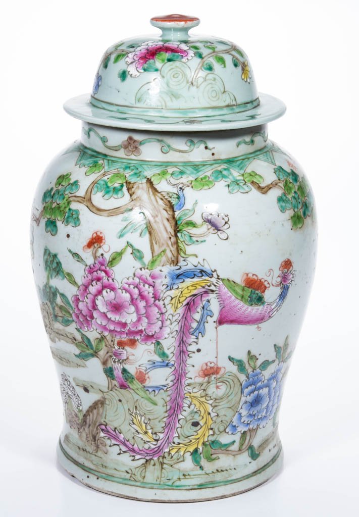 CHINESE PORCELAIN GINGER JAR WITH COVER: CHINESE PORCELAIN GINGER JAR WITH COVER, of baluster form, with slightly flared foot and low neck, the domed cover with brim and handle-form knop, and flange to underside; the body decorated with scen