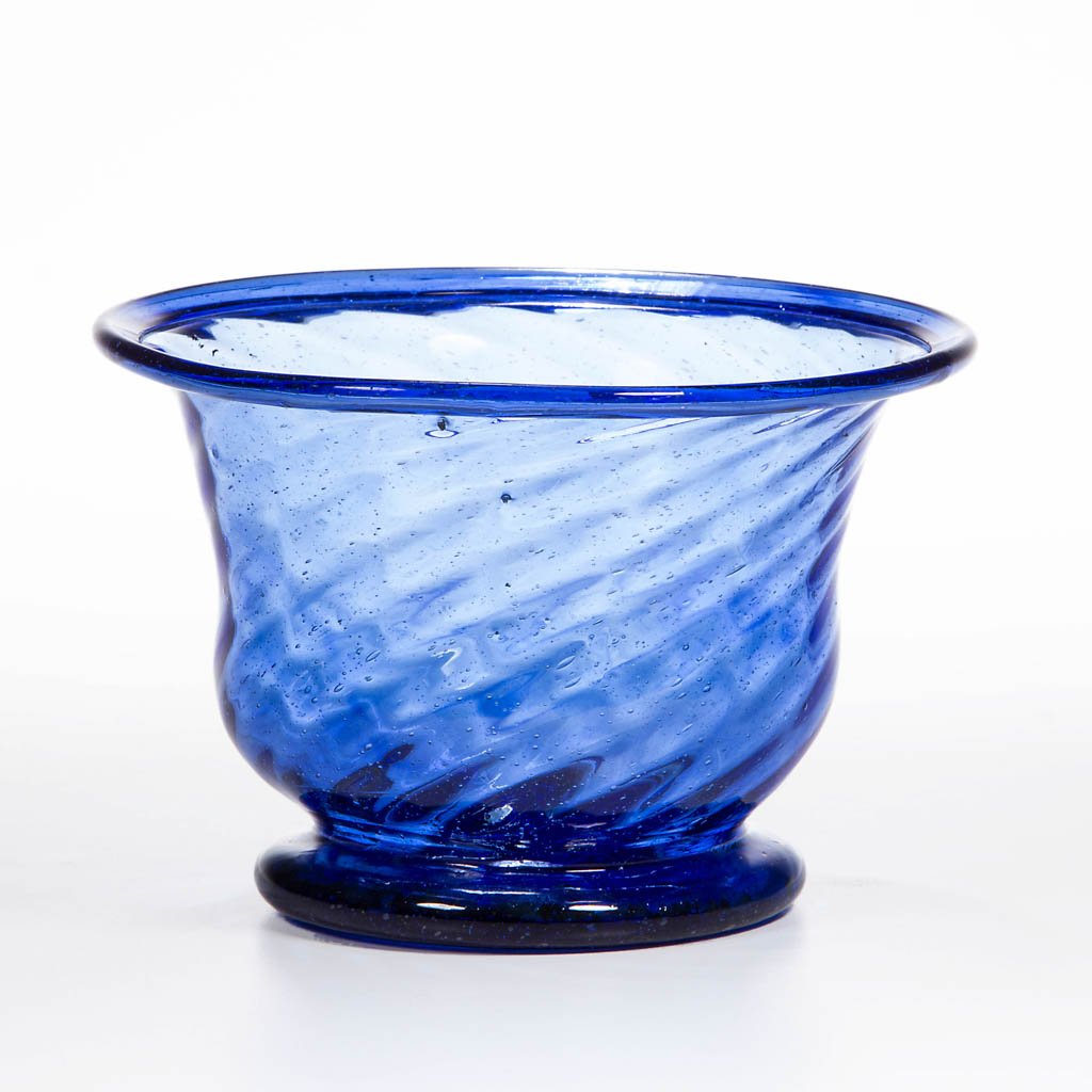 PATTERN-MOLDED SWIRLED RIB BOWL: PATTERN-MOLDED SWIRLED RIB BOWL, medium cobalt blue, double-ogee form molded with 16 ribs swirled to the right and very light vertical ribs, folded rim, and drawn foot with rough pontil mark. 19th/20t