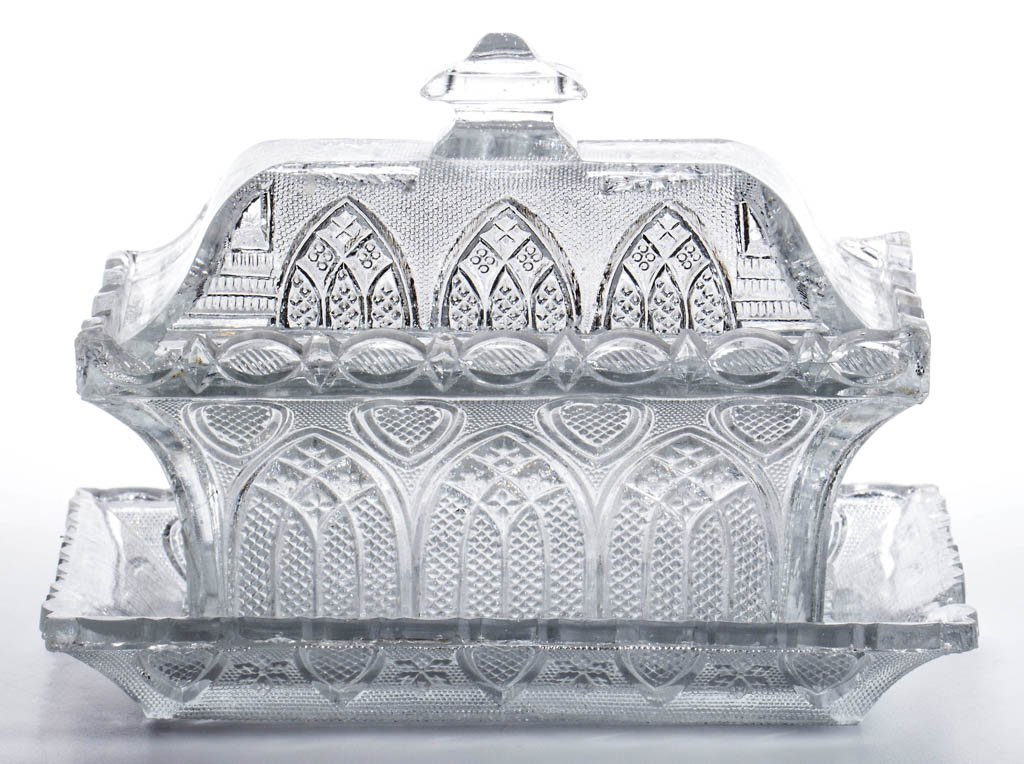PRESSED LACY GOTHIC ARCH AND HEART RECTANGULAR DISH: PRESSED LACY GOTHIC ARCH AND HEART RECTANGULAR DISH WITH DOMED COVER AND TRAY, colorless, wide scallop and point rims, cover features a rounded shoulder and two thistles at upper dome. Boston & Sandwi