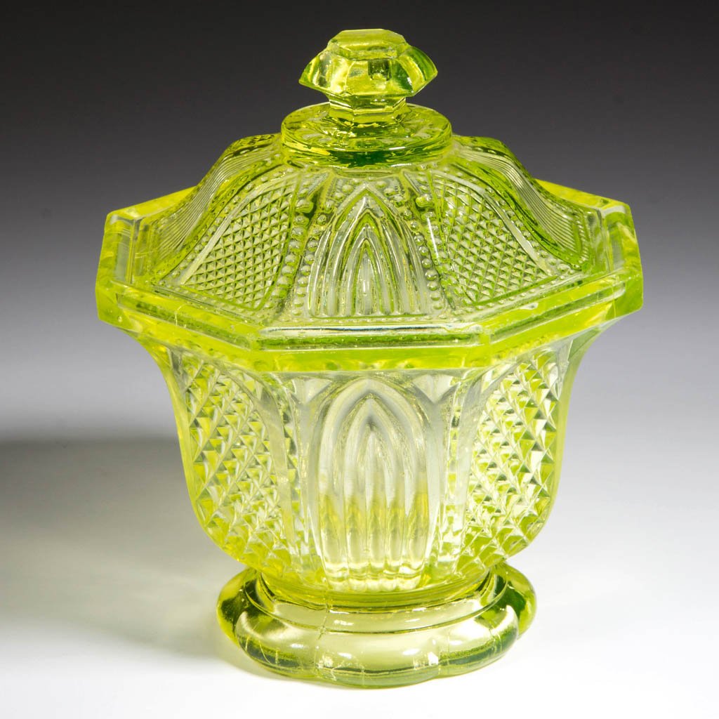 PRESSED LACY GOTHIC ARCH VARIANT SUGAR BOWL AND COVER: PRESSED LACY GOTHIC ARCH VARIANT SUGAR BOWL AND COVER, canary yellow (uranium), octagonal bowl with a plain rim and two alternating arch designs, raised on an eight-scallop foot, octagonal cover with 