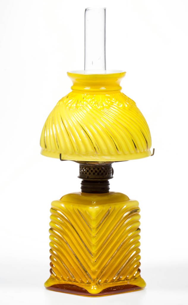 EMBOSSED CASED RIB SWIRL MINIATURE OIL LAMP (1 of 1)