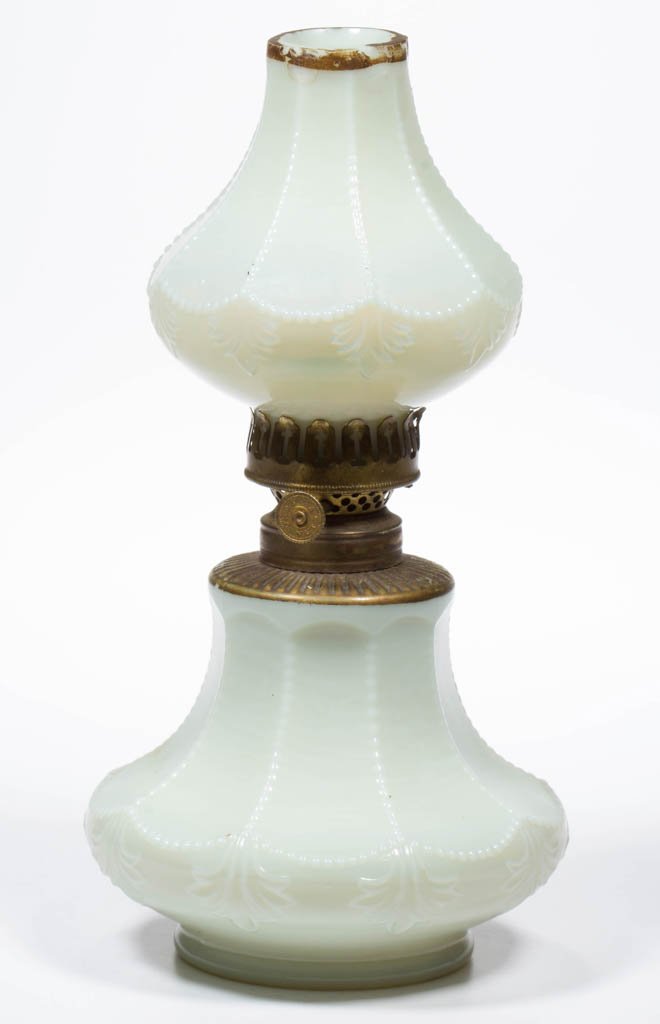 BEADED PANEL AND SHELL MINIATURE OIL LAMP (1 of 1)