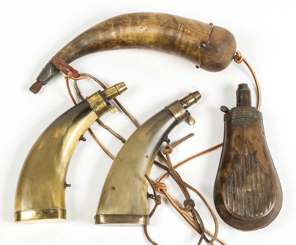 ASSORTED BRASS AND HORN POWDER HORNS OR FLASKS: ASSORTED BRASS AND HORN POWDER HORNS OR FLASKS, comprising two flat horn examples with oval brass caps and brass mouths, a horn example with turned wooden cap and lead mouth, and a brass flask example