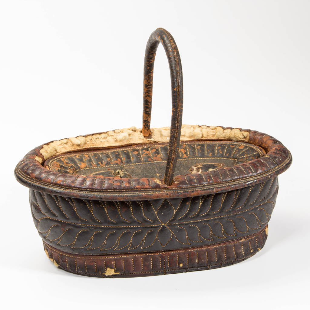 SOUTHERN TOOLED TWO-TONE LEATHER KEY OR SEWING BASKET (1 of 9)