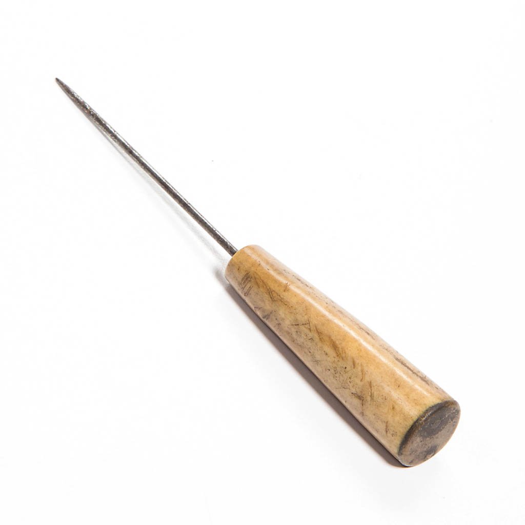 HORN WICK PICK: HORN WICK PICK, simple handle with brass button end and steel pick. First half 19th century. 4" H.Provenance: From the collection of Suzanne and Robert Fratus, Cape Cod, MA.