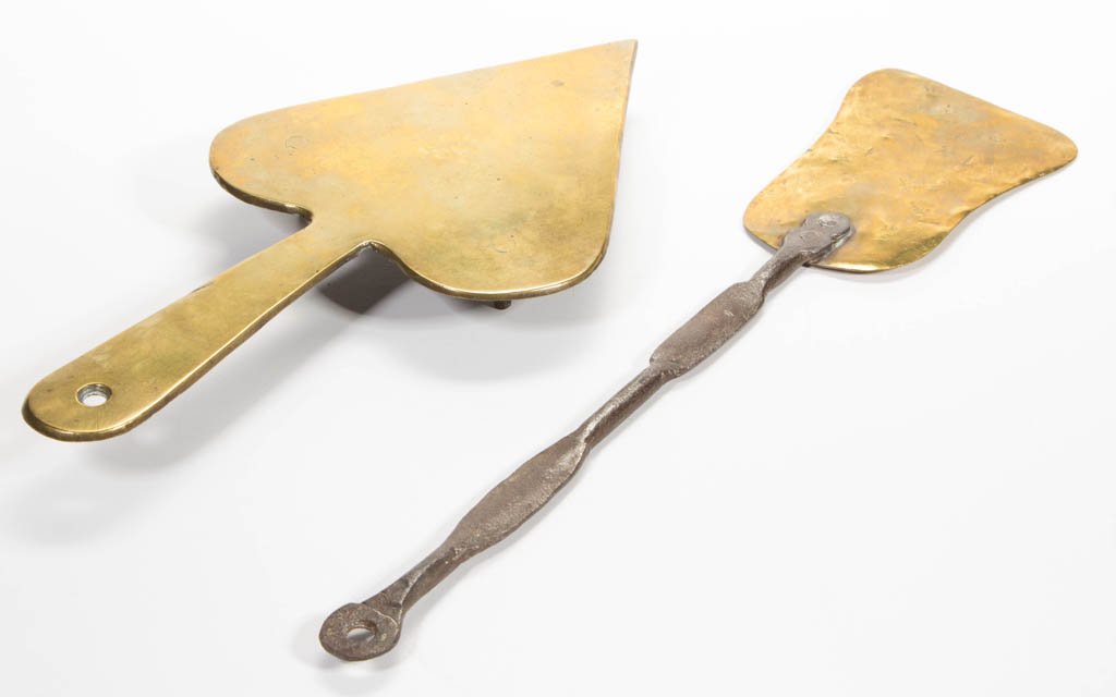 BRASS AND IRON HEARTH ARTICLES, LOT OF TWO (1 of 1)