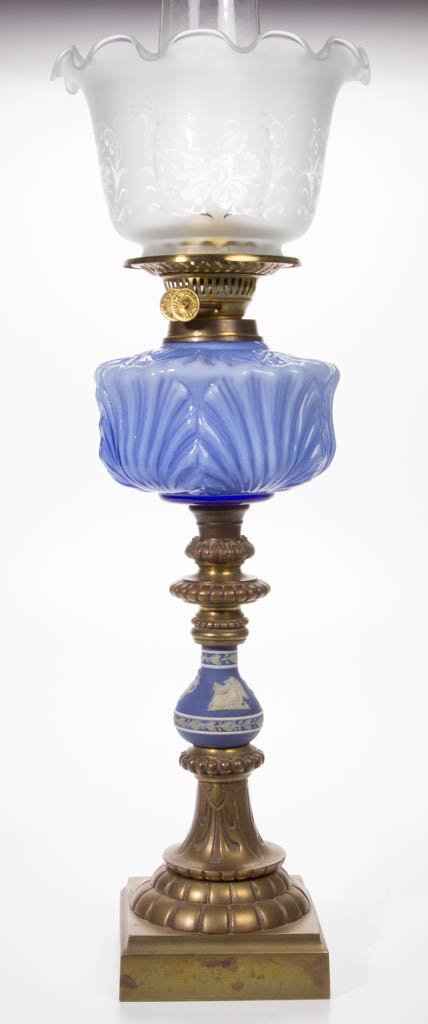 VICTORIAN KEROSENE BANQUET LAMP (1 of 1)